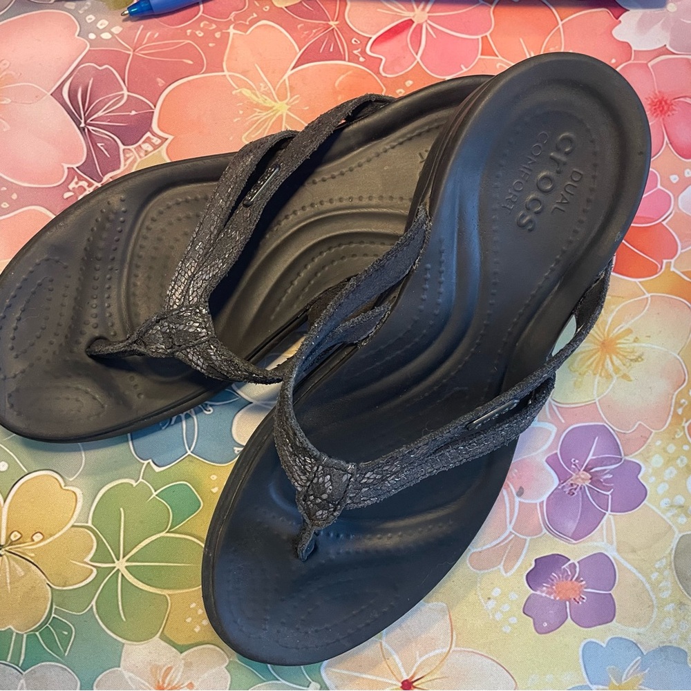 CROCS/EUC Black Capri Leather Strappy Flip Flops Sparkly Thong